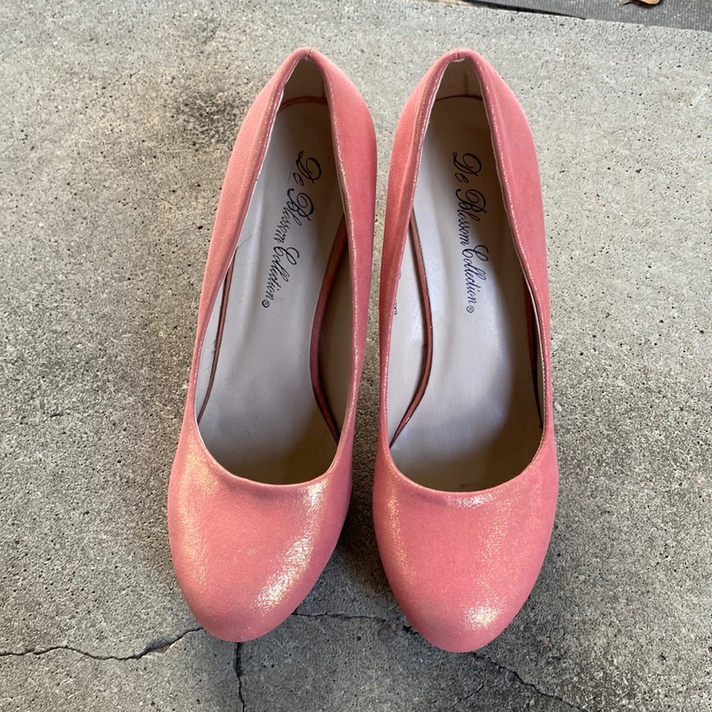 Beautiful gold peach coral high heel!